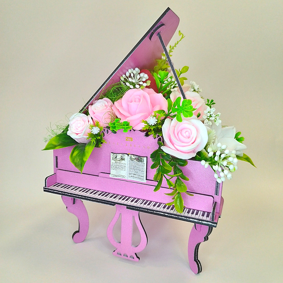Розовый рояль перламутровый с цветами из мыла